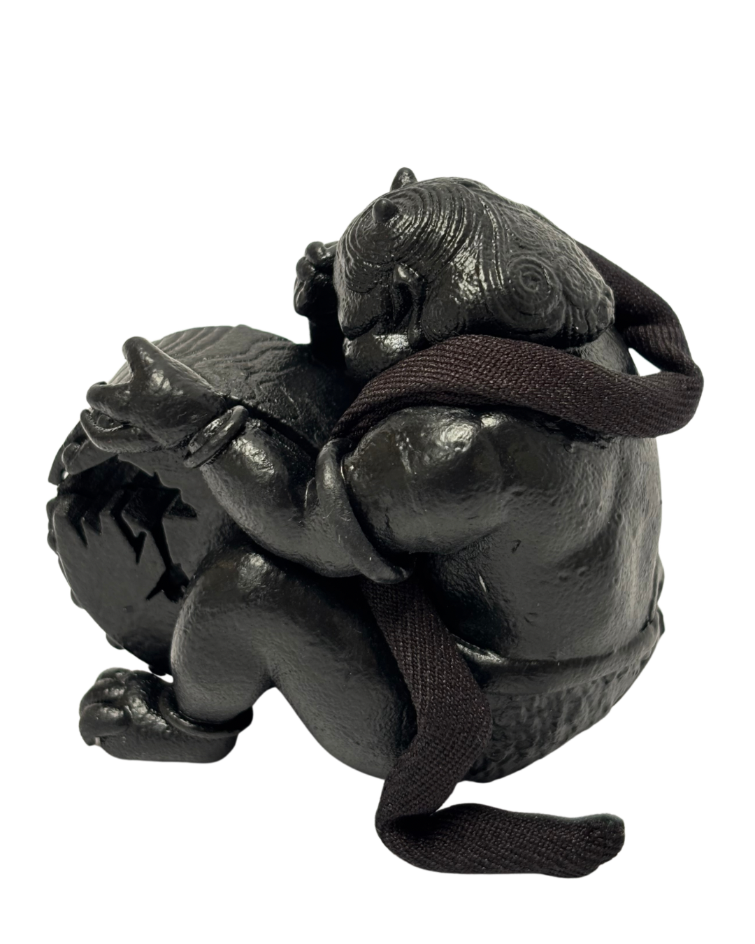 Figura modelada 3D, hechoa en resina impresa y terminados a mano, bufanda tejida.