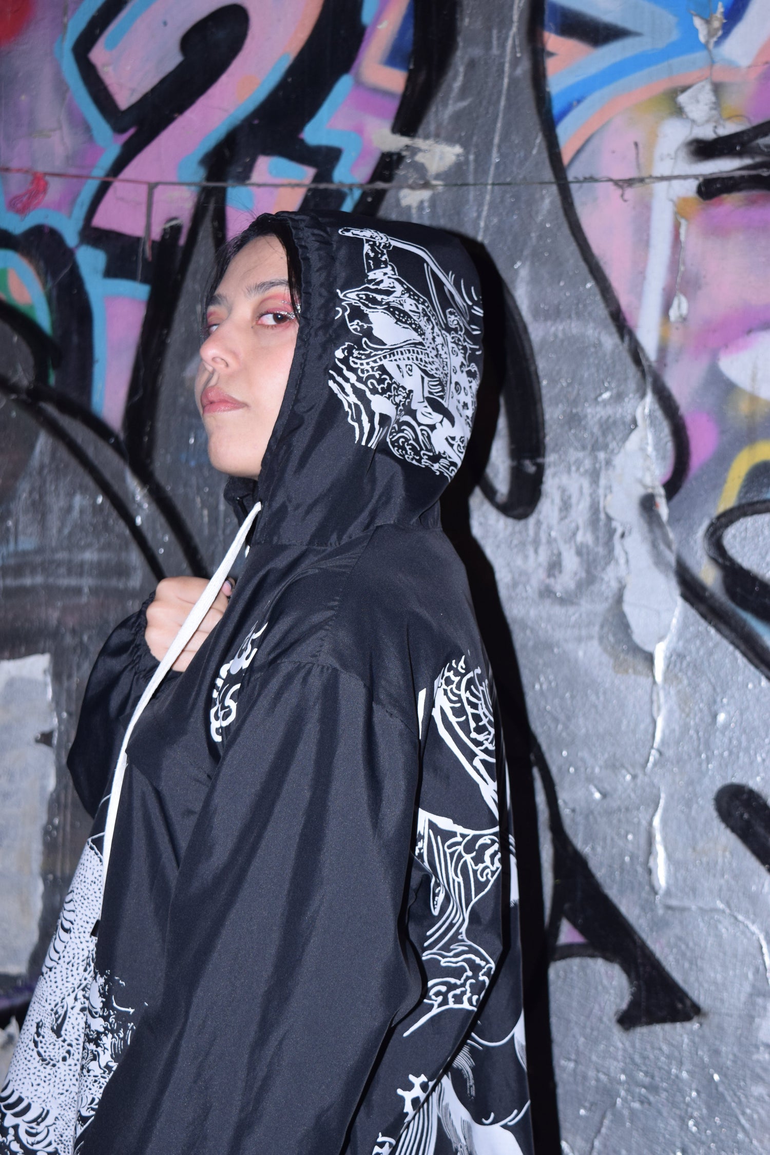 Las chaquetas están estampadas en serigrafía con tinta corrosiva (tacto cero). Hechas en tela Orion 100% poliéster y bolsillo secreto en el antebrazo izquierdo.