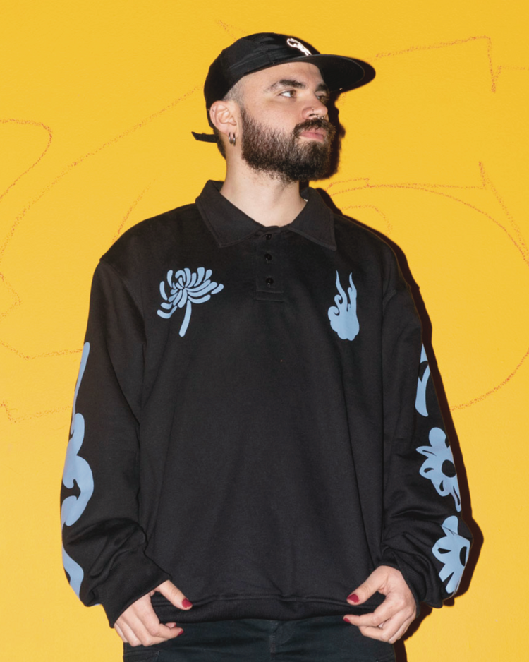 odos nuestros buzos cuello polo están estampados en serigrafía. Según la prenda tienen características: Bolsillos laterales, Hechos 100% en algodón burda (Gramage según la prenda), Tintas corrosivas (tacto 0), Tinta Puff (Tacto 0), Tinta Plastisol.