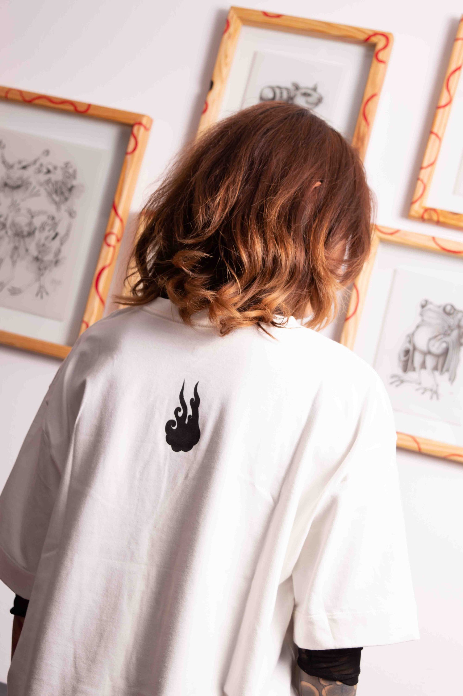 Todas nuestras camisetas están estampadas en serigrafía  con tintas corrosivas de tacto cero. Tienen 93% de algodón y 7% de spandex, de 180g.