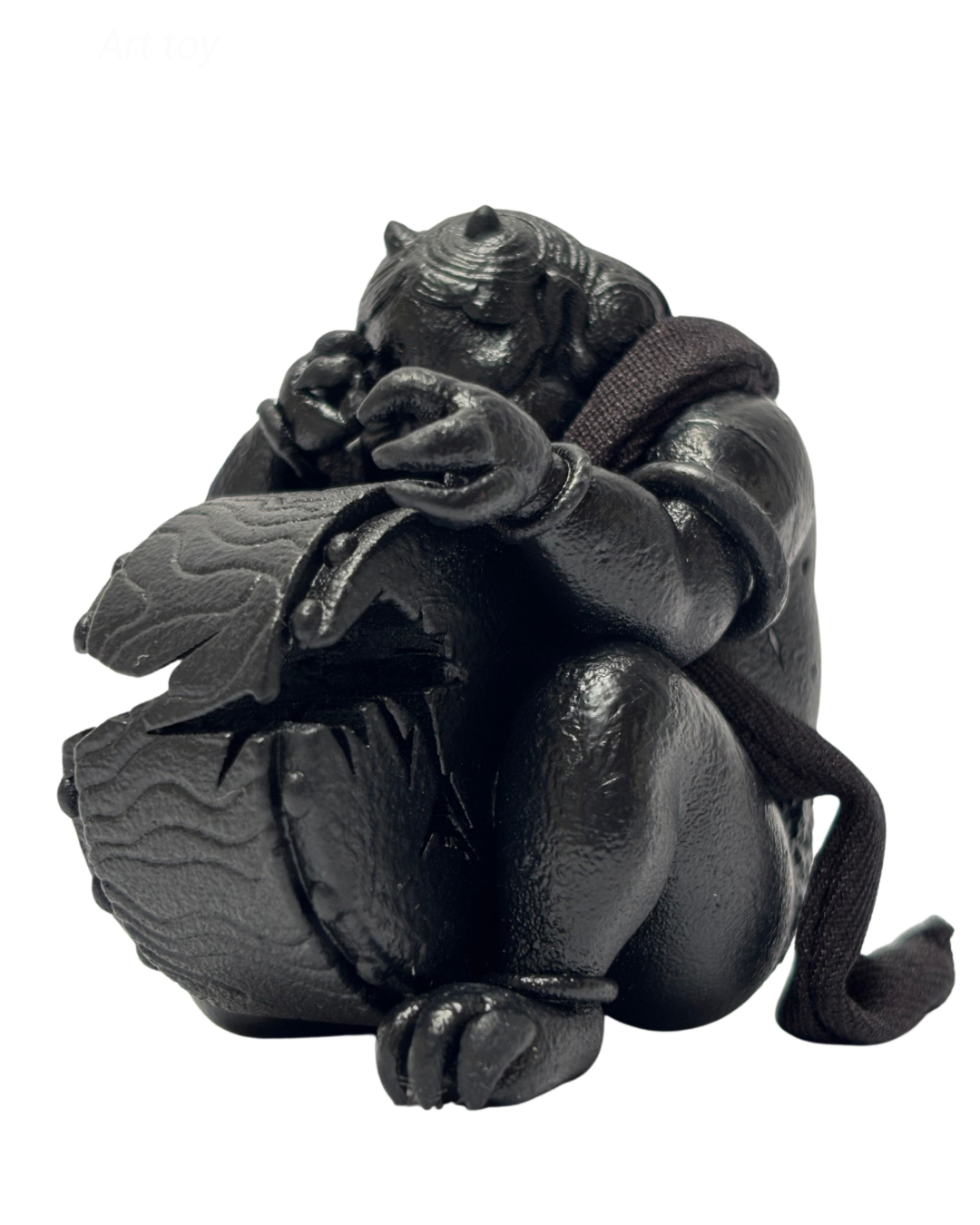 Figura modelada 3D, hechoa en resina impresa y terminados a mano, bufanda tejida.