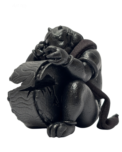 Figura modelada 3D, hechoa en resina impresa y terminados a mano, bufanda tejida.