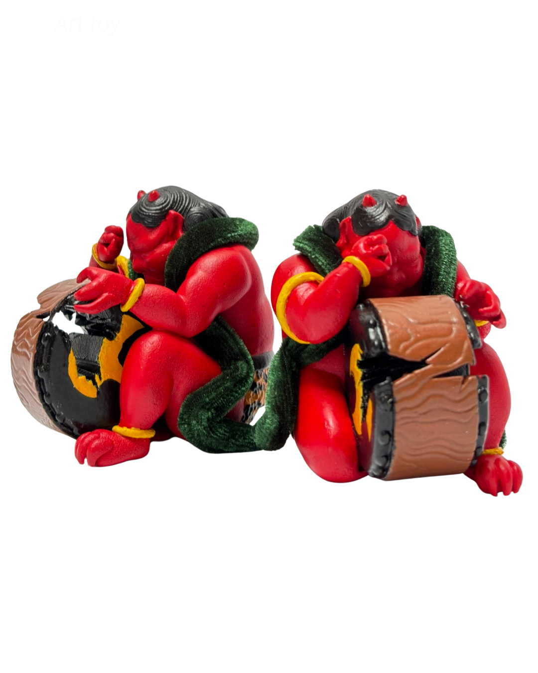 Figura modelada 3D, hechoa en resina impresa y terminados a mano, bufanda tejida.