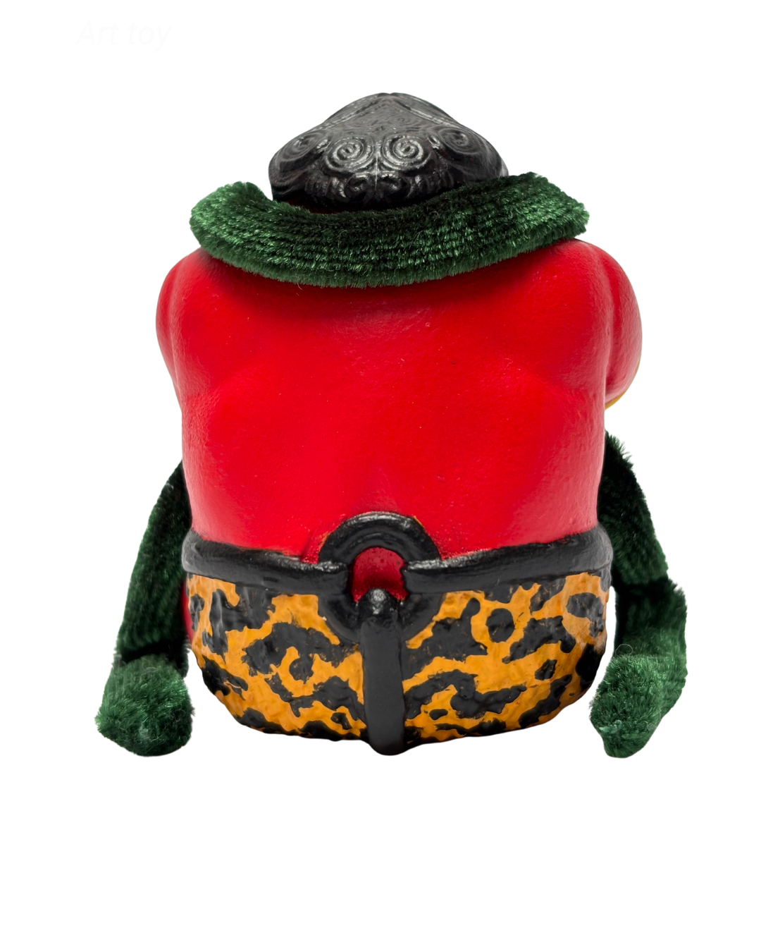 Figura modelada 3D, hechoa en resina impresa y terminados a mano, bufanda tejida.